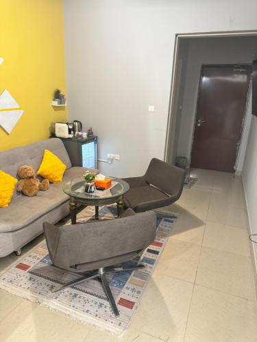 een woonkamer met een bank en een tafel bij شقة سليب تايم in Al Ain