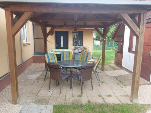eine Terrasse mit einem Tisch und Stühlen unter einem Pavillon in der Unterkunft schönes Ferienhaus mit grossem Pool 1200 m zum Balaton in Balatonberény