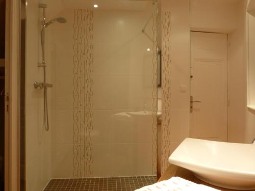 une salle de bain avec une douche, des toilettes et un lavabo dans l'établissement Clos de la Valette, à Fontaine-Henry