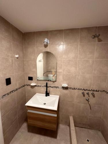 y baño con lavabo y espejo. en Apartamento Céntrico para 4 personas con Patio en Santiago del Estero