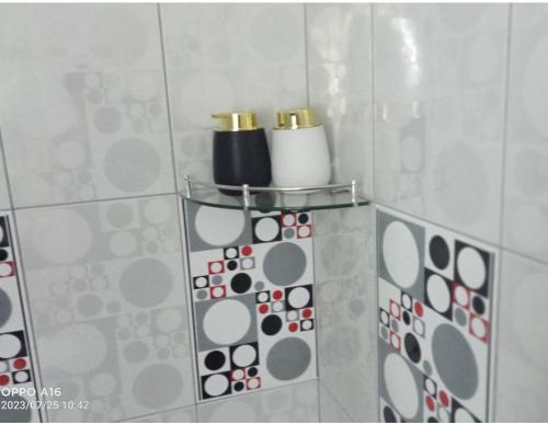 baño con 2 rollos de papel higiénico en un estante en Depamia, en Huaraz