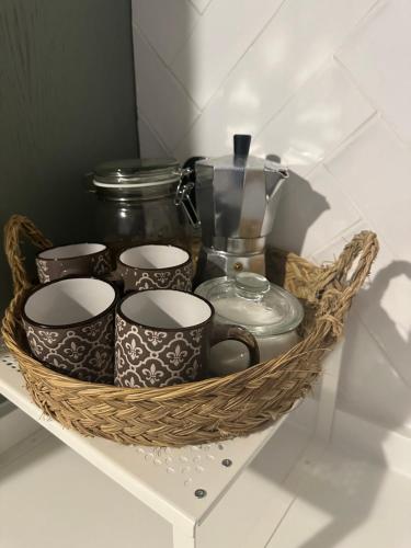 a basket with cups and a blender on a table at Encantador piso en Villafranca in Villafranca de Córdoba
