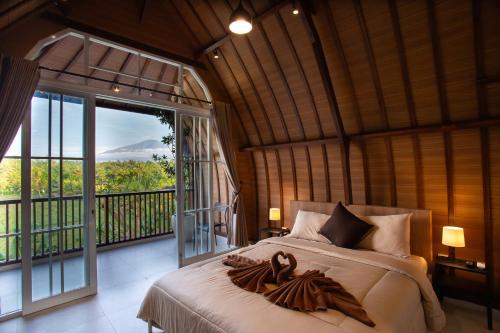 Un pat sau paturi într-o cameră la Griya D'Carik