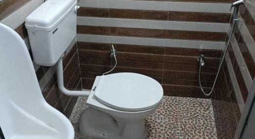 bagno con servizi igienici e lavandino di hotel kings a Gulbarga