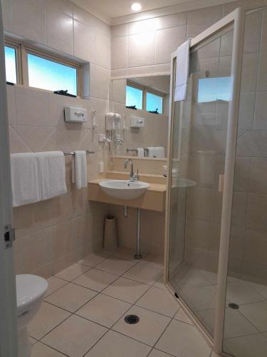 Un baño de Red Bridge Motor Inn