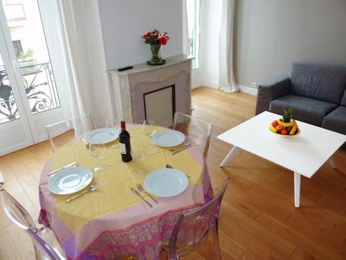 "Le Jazzy" by EnjoyNice, 3-bedroom, 2-bathroom spacious central apartment