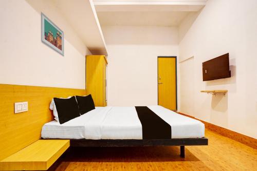 a bedroom with a bed in a room at OYO THE VANTAGE INN in Nagpur