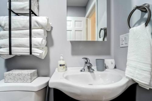 uma casa de banho com lavatório, WC e toalhas em Family Gem on Dyer Street em New Haven