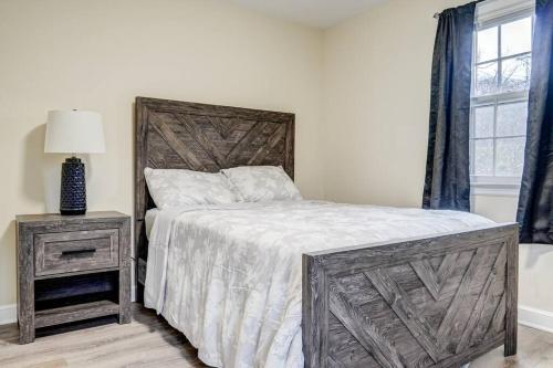 um quarto com uma cama grande e uma cabeceira em madeira em Family Gem on Dyer Street em New Haven