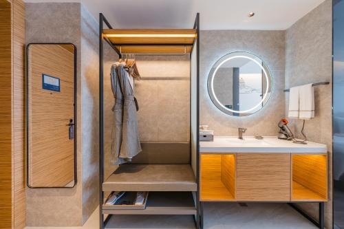 杭州的住宿－杭州滨江天街逸扉酒店，一间带水槽和镜子的小浴室