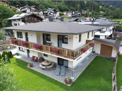 una vista aérea de una casa con terraza en Ferienwohnung Eberl, en Schwendau