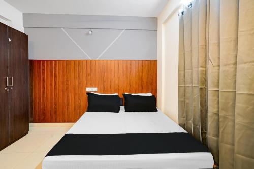 Ένα ή περισσότερα κρεβάτια σε δωμάτιο στο OYO Bangalore Stays