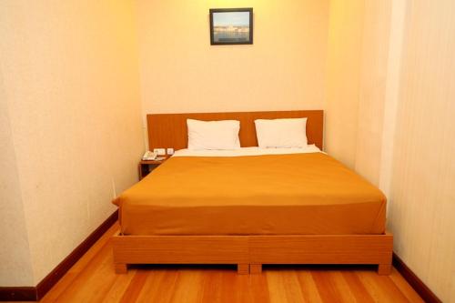 Cama ou camas em um quarto em ion hotel