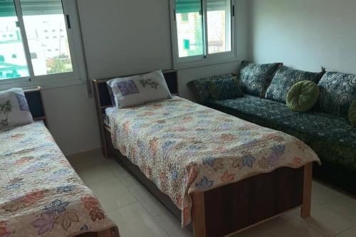 uma sala de estar com uma cama e um sofá em Convenient Spacious apartment em Amã