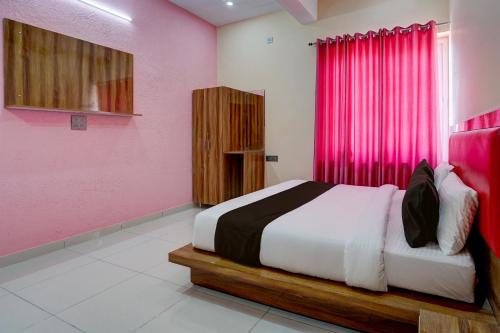 מיטה או מיטות בחדר ב-OYO HOTEL STAY INN