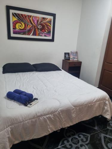 Un dormitorio con una cama con una toalla azul. en Confort 13-47, en Cali