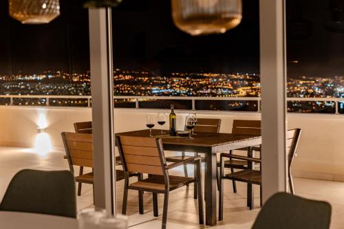 Posezení v ubytování Nachhaltige Wellnessauszeit mit Traumblick, Pool, Sauna, Whirl-Wanne