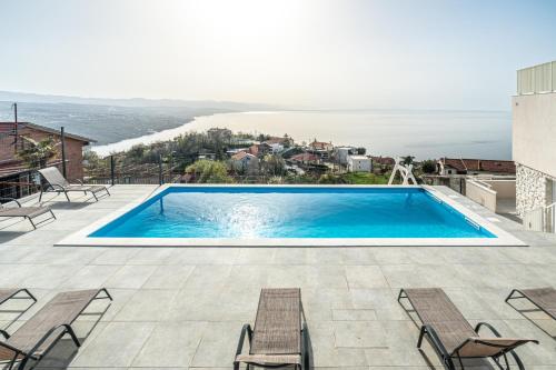 Nachhaltige Wellnessauszeit mit Traumblick, Pool, Sauna, Whirl-Wanne