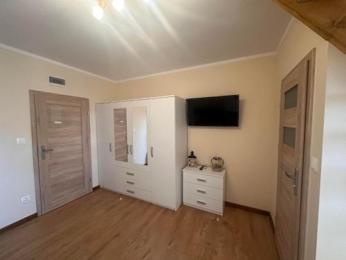 Μια τηλεόραση ή/και κέντρο ψυχαγωγίας στο Domki i apartamenty "Nadmorska 27A"