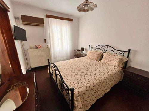 una camera con un grande letto di Eliza Apartment Atheras a Athéras