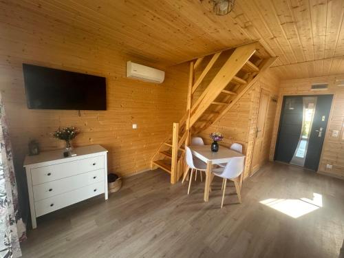 Μια τηλεόραση ή/και κέντρο ψυχαγωγίας στο Domki i apartamenty "Nadmorska 27A"