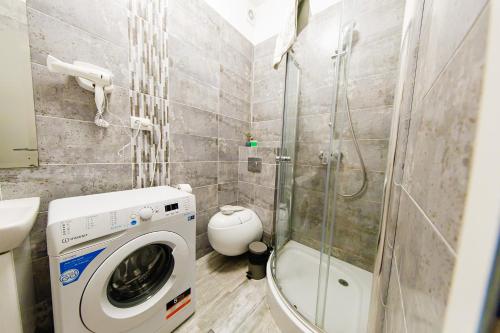 y baño con lavadora y ducha. en 17 Zimbrului Residence at Lazar Towers Palas, en Iaşi