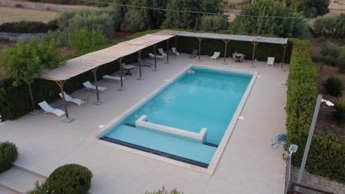 an overhead view of a swimming pool with tables and chairs at Tre Balate Natura e Relax in Modica