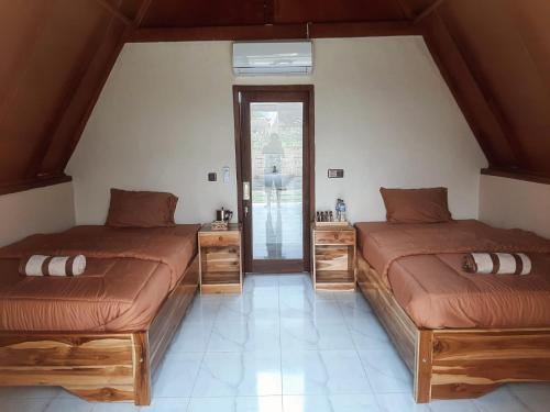 2 Betten in einem Zimmer mit in der Unterkunft Carasti Bungalows in Masbagik