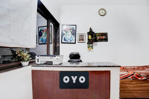 una cocina con un signo ovo en un mostrador en OYO Premier Jim Corbett Home Stay en Rāmnagar