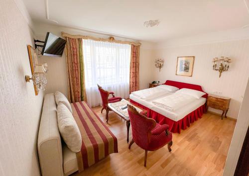 a hotel room with a bed and a couch at Pension Suzanne in Vienna