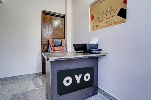 biurko z napisem ovo w obiekcie OYO HOTEL MOUNT PALACE w Nowym Delhi