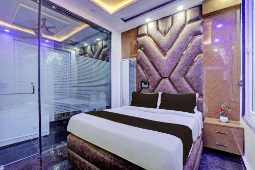 sypialnia z dużym łóżkiem i oknem w obiekcie OYO HOTEL MOUNT PALACE w Nowym Delhi