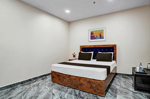 um quarto com uma cama num quarto em OYO Lord King Hotel em Nova Deli