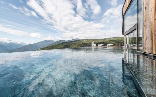 a pool of water with mountains in the background at Hotel Ambet in Maranza