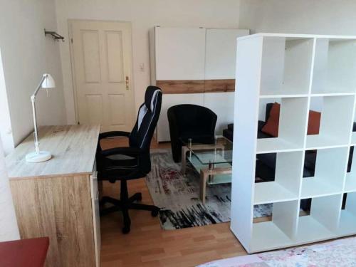 een kamer met een bureau, 2 stoelen en een tafel bij Wachau - Angenehm ruhiges Zimmer 5 in Mautern