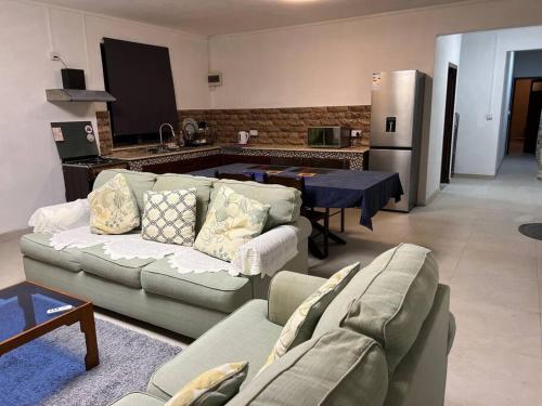 sala de estar con 2 sofás y cocina en Adorable 2 Bedroom Apartment en Moka