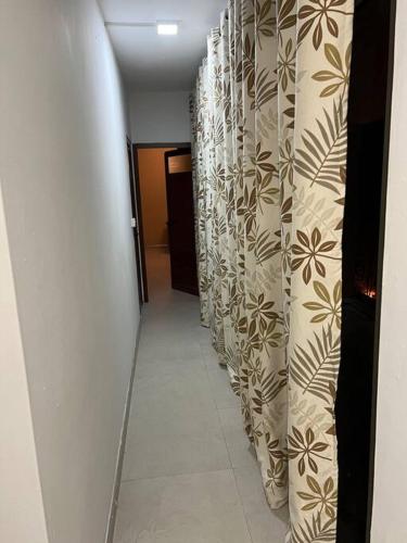 un pasillo con una fila de cortinas en una habitación en Adorable 2 Bedroom Apartment, en Moka