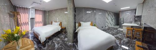 מיטה או מיטות בחדר ב-Central Gwangju Hotel & Residence