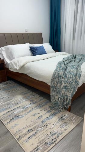 1 dormitorio con 1 cama con alfombra en el suelo en Gold park homes en Nairobi