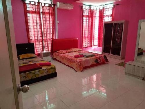 Katil atau katil-katil dalam bilik di Anugerah Homestay Muslim private pool 5 bilik