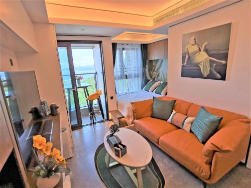 uma sala de estar com um sofá e uma mesa em Interact China Fine Condo - Shenzhen Bay em Shenzhen