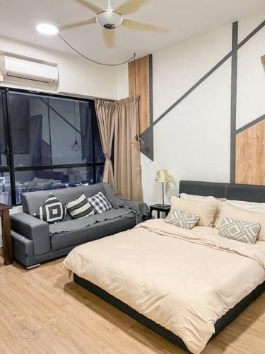 un dormitorio con una cama y un sofá en Kajang Oasis@MKH Boulevard, en Kajang