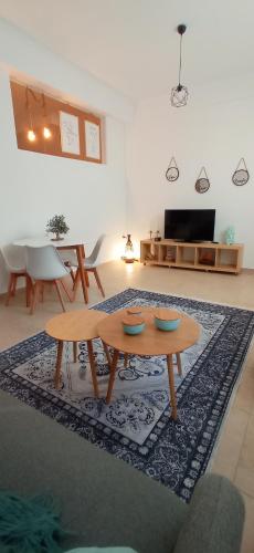 sala de estar con mesa de centro y alfombra en Karnayo Bay apartment, en Kavala
