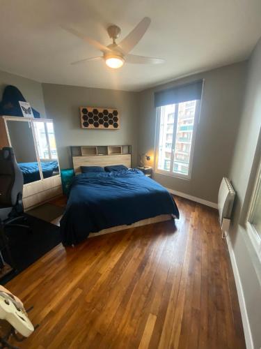 une chambre avec un lit et un ventilateur de plafond dans l'établissement Charmant T2 à 5mn Gare Saint Denis, à Saint-Denis