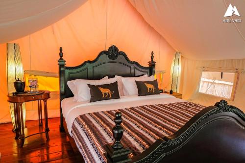 sypialnia z dużym łóżkiem w namiocie w obiekcie Kiri Vari Boutique Resort at Sapan w mieście Ban Huai Ti