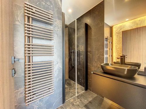 une salle de bain avec un lavabo et une douche dans l'établissement GRA6B - Gray d'Albion, 3 pièces avec terrasse, à Cannes