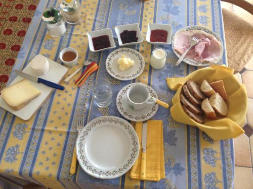 Domaine De Luzenac في فا: طاولة زرقاء مع أطباق من الطعام عليها