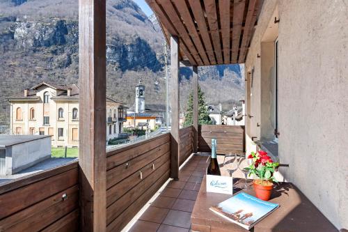 - un balcon avec une table et une bouteille de vin dans l'établissement Casa Al Torchio 1,2,3 and 4 - Happy Rentals, à Cavergno