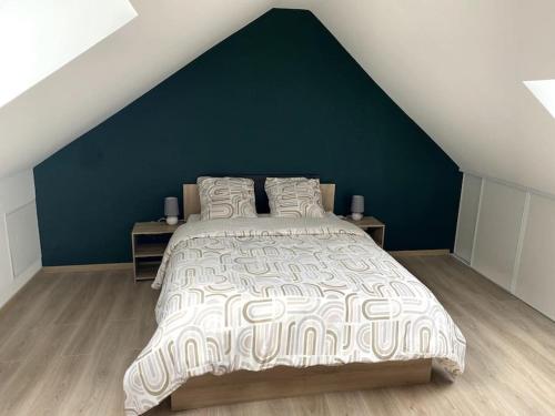 une chambre avec un grand lit avec un mur végétal dans l'établissement Maison en plein centre-ville, à Châteauroux