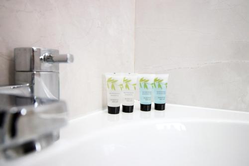 ein paar Zahnbürsten auf einem Waschbecken in der Unterkunft Cosy 3BR Home, Scenic Views, Ideal for Walks & Work in Abertillery
